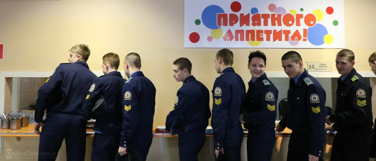 В кадетской столовой В кадетской столовой