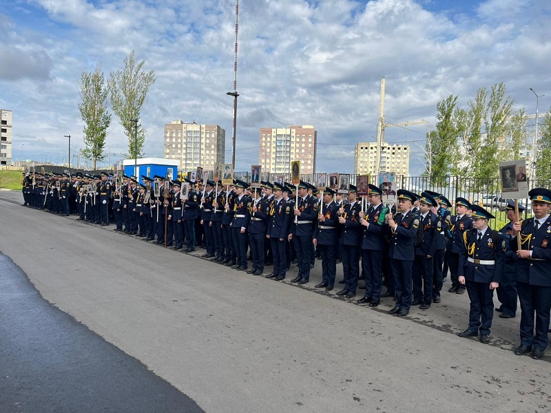 Торжественное построение у здания школы, посвященное памяти героев Великой Отечественной войны.